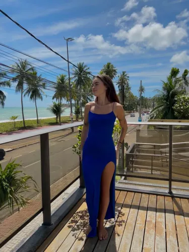 Vestido azul elegante com fenda