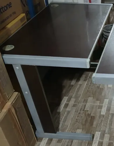 Vendo Escrivaninha na cor Mogno s/ gavetas, s/ suporte p/ teclado