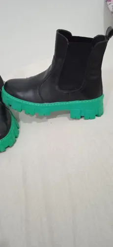 Bota Chelsea Tratorada Preta com Sola Verde