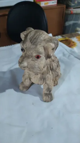 Escultura de cachorro de gesso - 18cm.