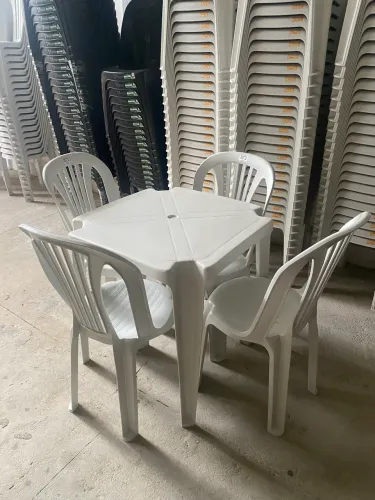 Cadeiras E Mesas Plásticas Para 154kg - Conjunto 