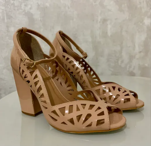 (TAM: 37) SANDÁLIA CONSTANCE NUDE SALTO BLOCO