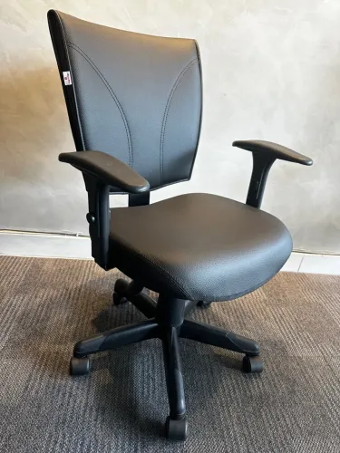 Cadeira de escritório B-One preta com design ergonômico