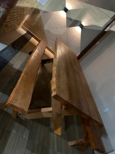 Mesa de madeira rústica para diversos ambientes