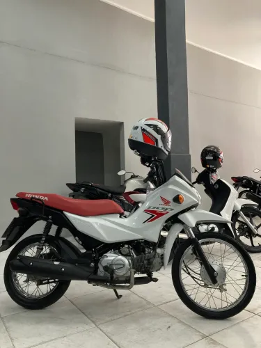 Honda POP 2025 branca com vermelha, baixo KM!