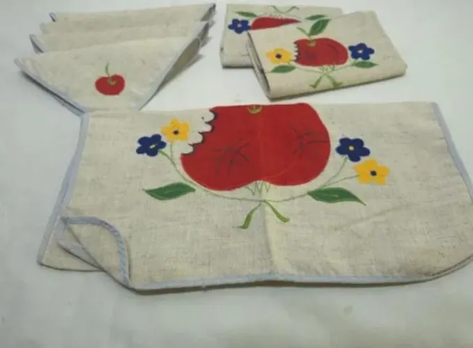 Conjunto de caminho de mesa, guardanapos e jogos americanos em tecido com bordado.