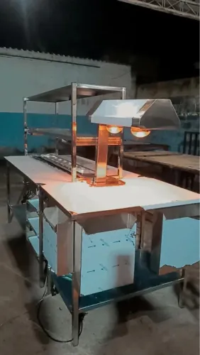 Mesa de preparo em aço inox com aquecedor e prateleiras