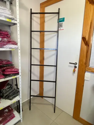 Expositor Escada em metalon 1,80cm x 40cm x 45cm