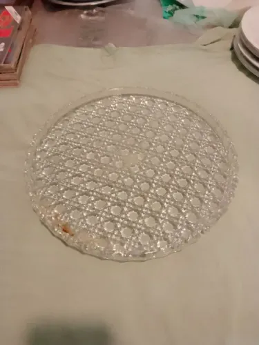 Pratos para bolo com detalhes em relevo