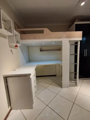 CAMA COM MESA DE ESTUDO