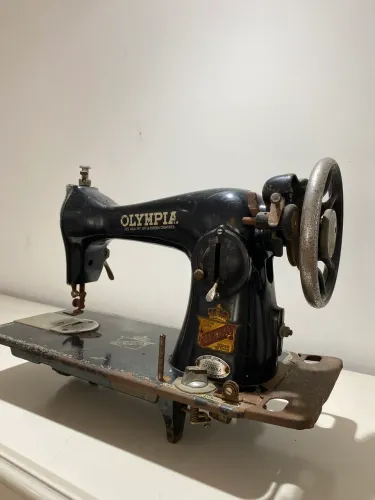 Máquina de Costura Antiga Olympia