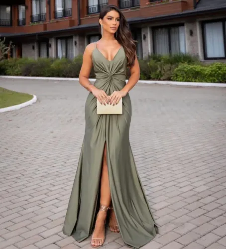 Um vestido de festa verde e um de oncinha elegante com fenda