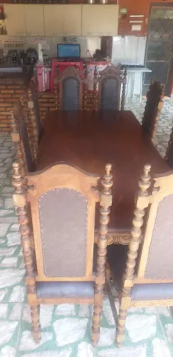 Mesa colonial com 8 cadeiras