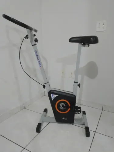 Bicicleta ergometrica. Contém ajuste de intensidade de carga e regulagem de altura 