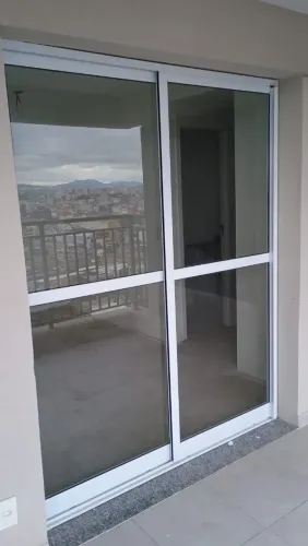 LINDA PORTA DE CORRER EM ALUMÍNIO BRANCO