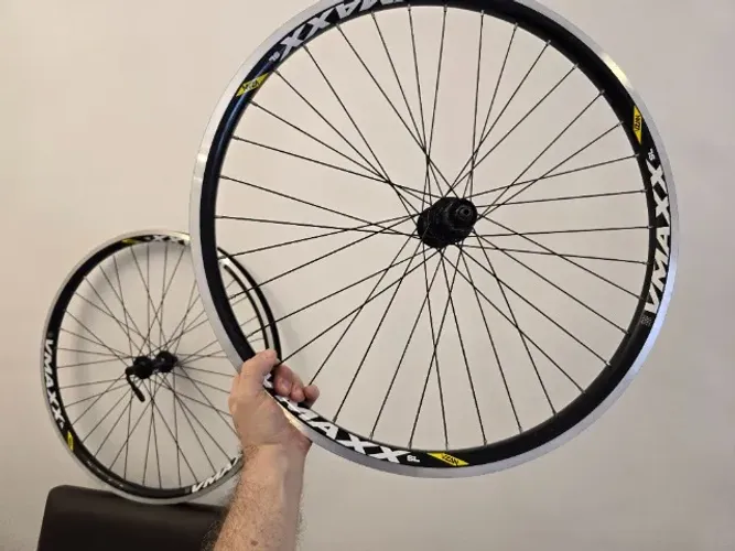 Par de rodas aro 26 - Aros VMAXX + Cubos Shimano - Para V-Break ou disco (novas)