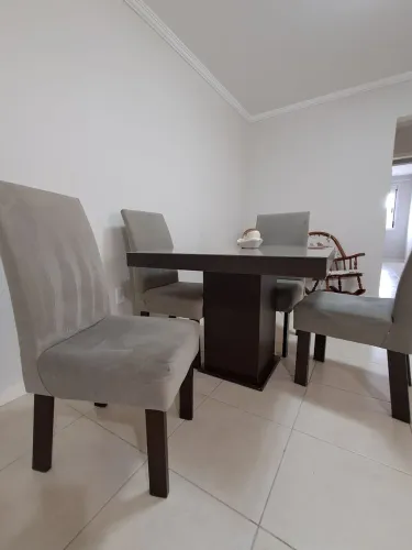 Vendo Mesa c/ 04 cadeiras.