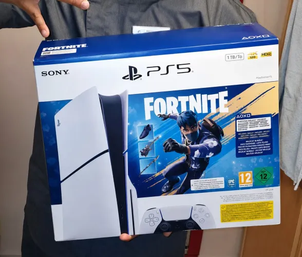 PS5 Slim com mídia física