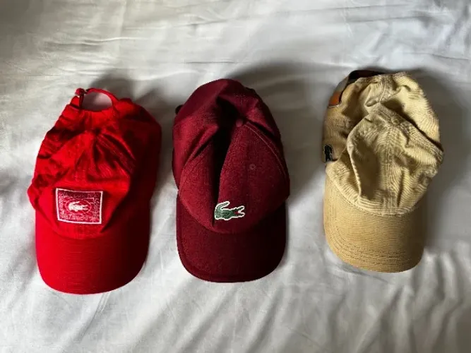 Kit com três bonés Lacoste