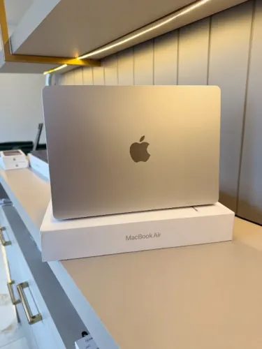 MacBook Air M3 13.6 Silver 98% 94 Ciclos 8Gb 256Gb - Loja Fisica