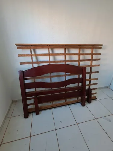 CAMA DE CASAL DE MADEIRA COM COLCHÃO.