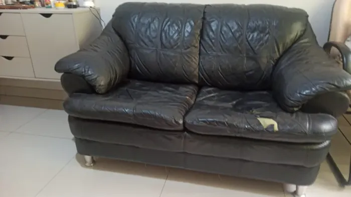 Sofá 2 Lugares em Couro Pelica Legítimo Preto (Oportunidade / Detalhe no Assento)