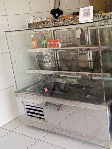 Vitrine gelada, bem conservada 