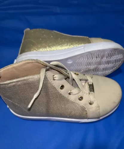 Tênis infantil dourado feminino