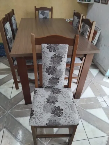 Mesa de madeira com 6 cadeiras