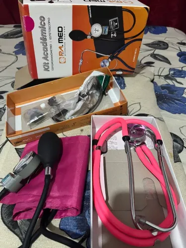 Kit de estetoscópio e esfignomanometro