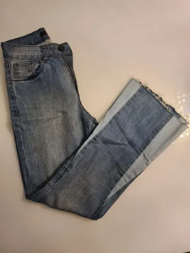 Calça jeans com detalhe na boca estilo flare - HIT - Usada em boas condições
