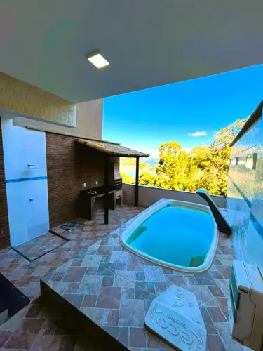 Carmen Imóveis vende casa com 2 suítes e piscina na Praia do Apara