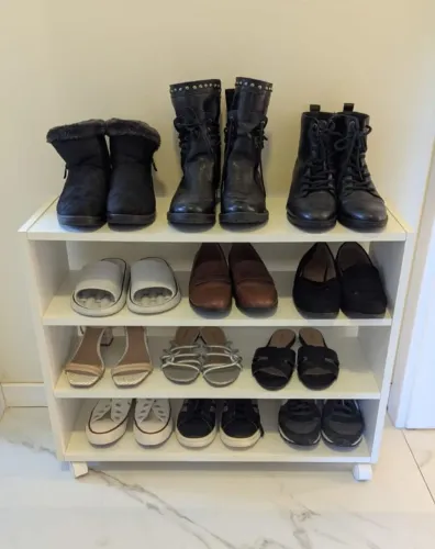 Duas sapateiras com rodinhas, em excelente estado!