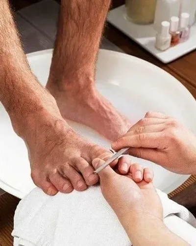 Manicure e pedicure masculina
