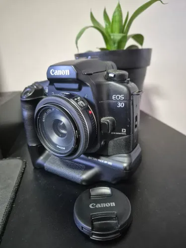 Câmera Canon EOS 30 com lente 40mm e grip - excente estado!