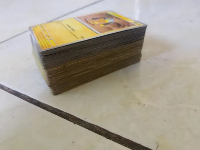 Cards Pokémon 94 cards Pokémon e um álbum de card Pokémon para você colecionar cartinhas
