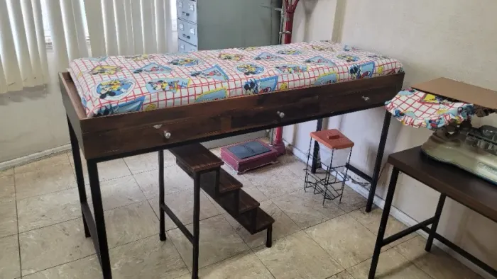 Maca para consultório de madeira com escada