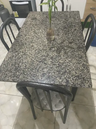 Vende-se mesa de pedra com 4 cadeiras . Obs as cadeiras são novas pouquinho tempo de uso