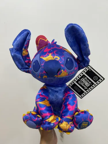 Pelucia Stitch crashes Disney Aladdin
