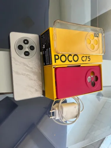 Smartphone Xiaomi POCO C75 256 GB, com película protetora de tela e duas capinhas.