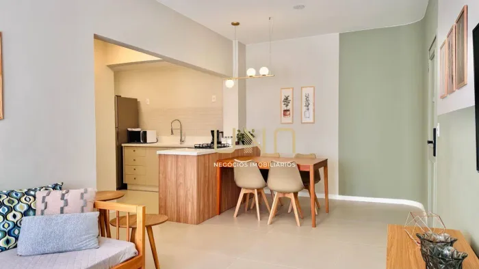 Apartamento totalmente reformado no Centro de Florianópolis  Av. Hercílio Luz, face norte,