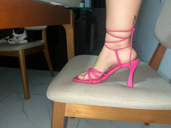Sandália rosa de amarração com salto (10cm)
