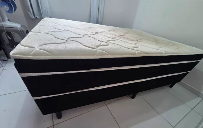 Cama pouco tempo de uso
