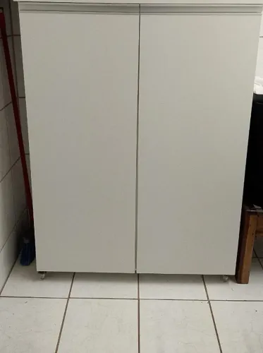 Armário Multiuso Branco 2 Portas com Rodinhas - Excelente Estado para Lavanderia / Cozinha