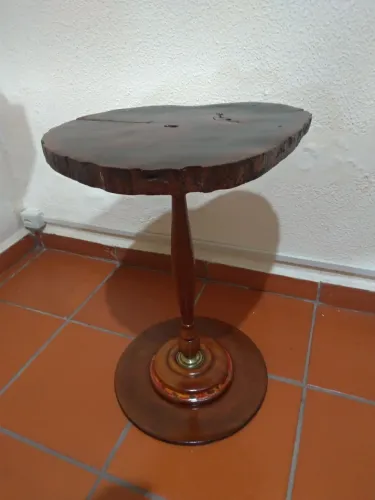 Mesinha de Apoio nova feita a mão com bolacha de árvore 