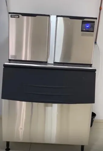 Máquina de gelo em cubo