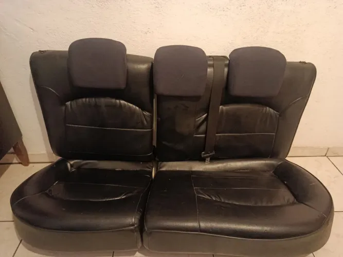 Jogo de banco traseiro Peugeot 206 e 207 de couro.