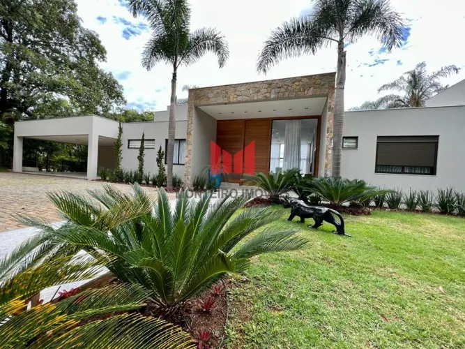Incrível Casa em Condomínio para Venda localizada no Bairro Condomínio Amendoeiras, com 5