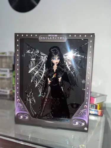 Monster High - Elvira Mistress of the Dark - Boneca