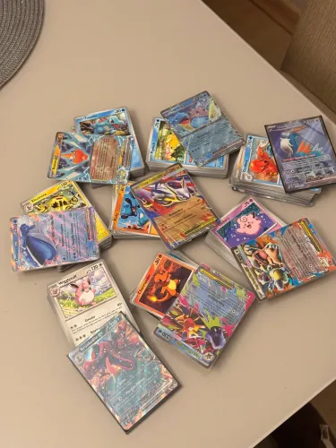 Combo 41 Cartas Pokémon com rara garantida (30 comuns/ 10 brilhantes/ 1 Rara)